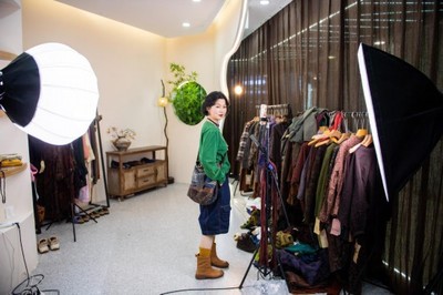 元宇宙旗艦店與工廠合伙人 服裝業(yè)向“新”而行與攝影服務的創(chuàng)新融合