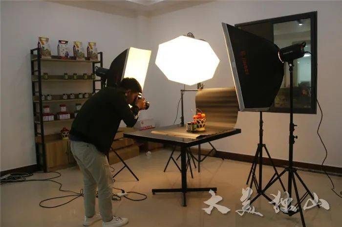 筑巢引鳳 獨山縣電商公共服務中心發放入駐“大禮包”，攝影服務助力電商發展