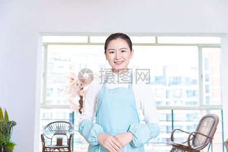 鏡頭下的專業(yè)與溫度 女性家政保潔服務(wù)的形象攝影藝術(shù)