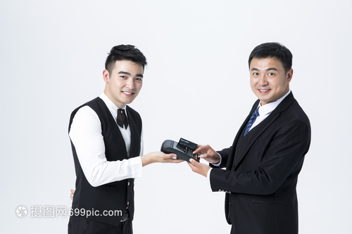 光影服務(wù)與數(shù)字支付 男服務(wù)員的專業(yè)瞬間