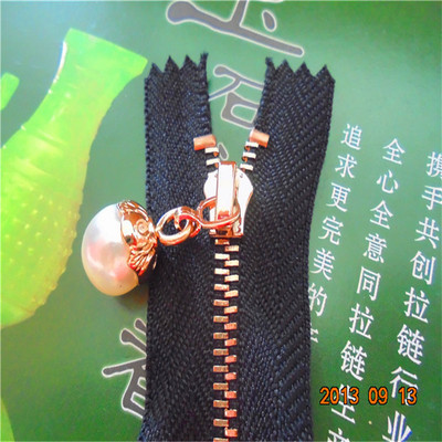 拉鏈廠家供應 高檔時裝拉鏈、玫瑰金拉鏈與珍珠鏈拉頭詳解